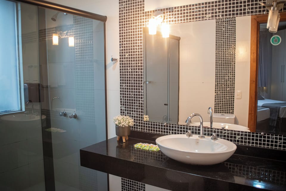 Combined shower/tub, free toiletries, hair dryer, towels