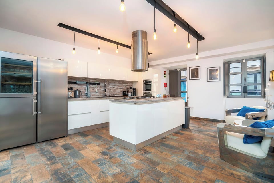 Full-size fridge, microwave, oven, dishwasher