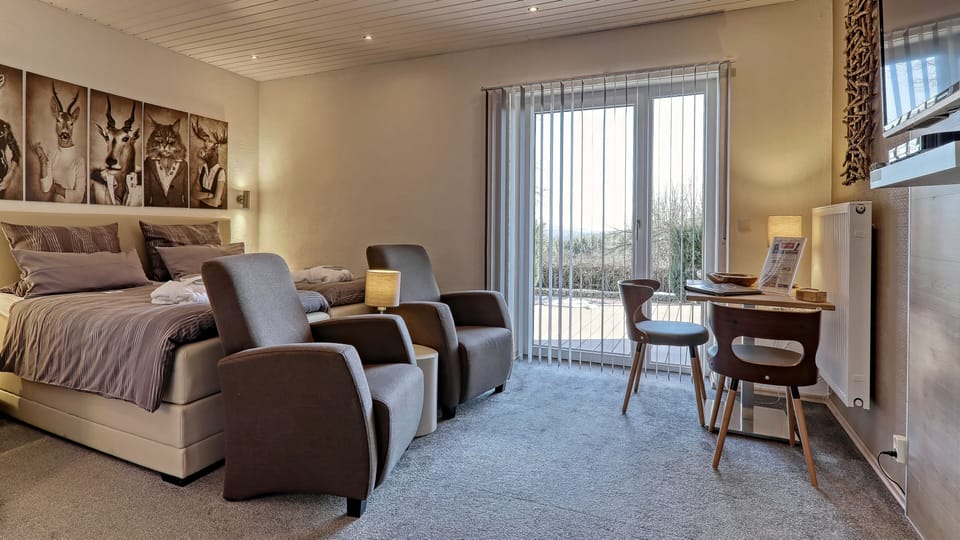 Basic Room, 1 Double Bed, Non Smoking | In-room safe, blackout drapes, WiFi (free), bed sheets