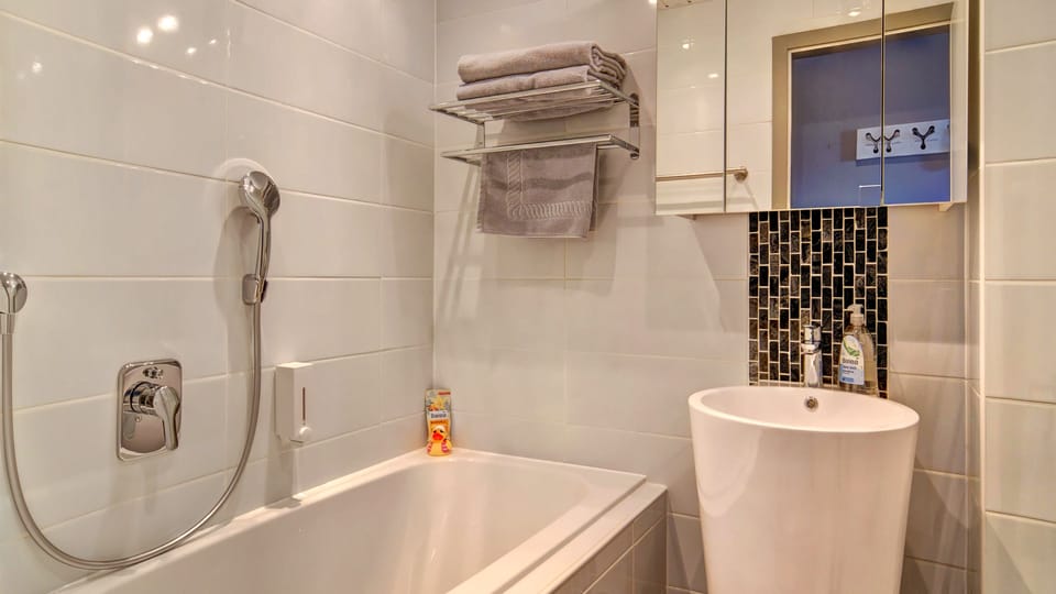 Basic Suite, 1 Double Bed, Non Smoking | Bathroom | Slippers