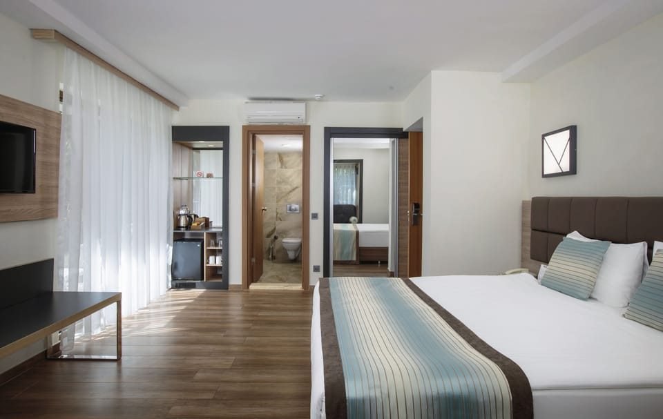 Room, 1 Double Bed, Garden View, Garden Area | Free minibar, in-room safe, desk, soundproofing