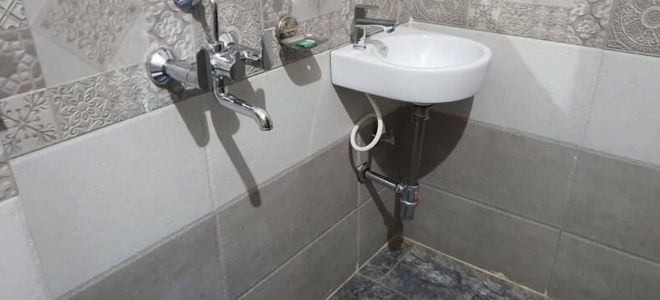 Deluxe Double Room, 1 Bedroom | Bathroom | Shower, rainfall showerhead, free toiletries, towels