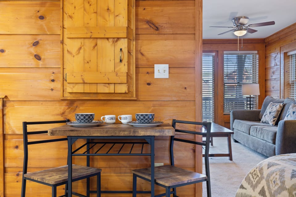 Signature Condo, 1 Queen Bed with Sofa bed, Fireplace, Mountain View | In-room dining