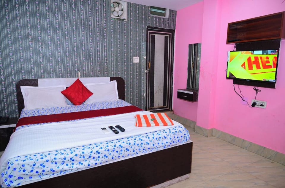 Desk, WiFi (free), bed sheets