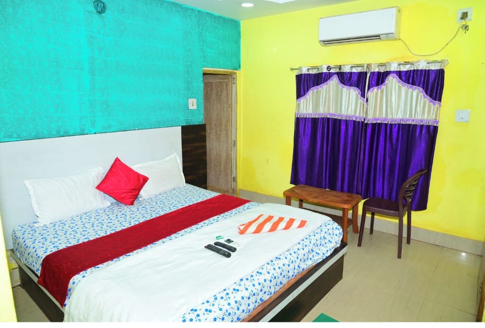 Desk, WiFi (free), bed sheets