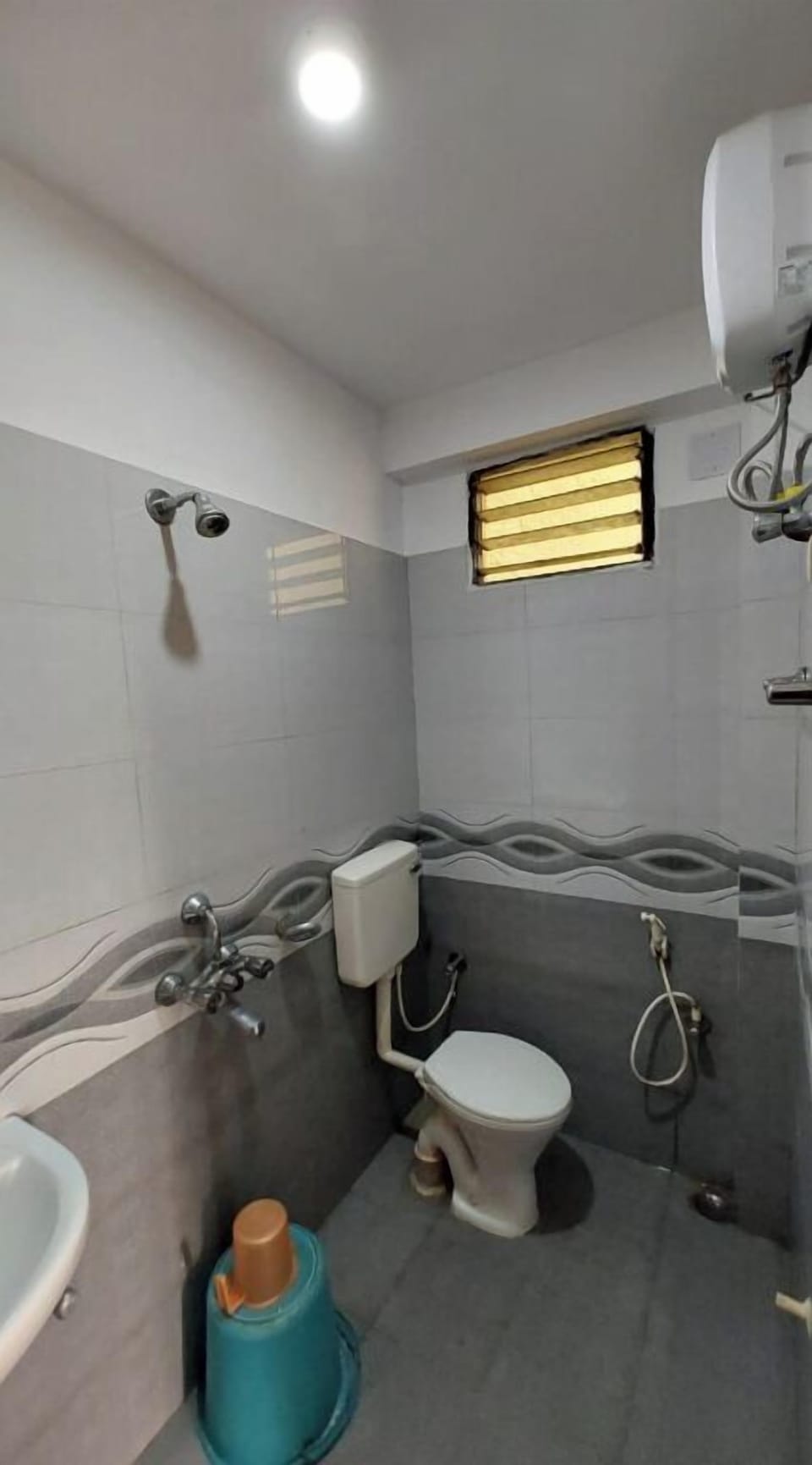 Shower, rainfall showerhead, free toiletries, towels