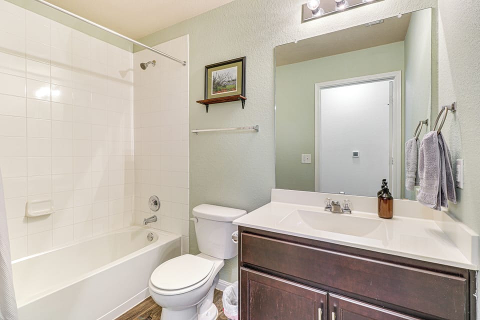 Shop, Dine & Unwind: Pet-friendly Home in Austin! Cottage in Austin