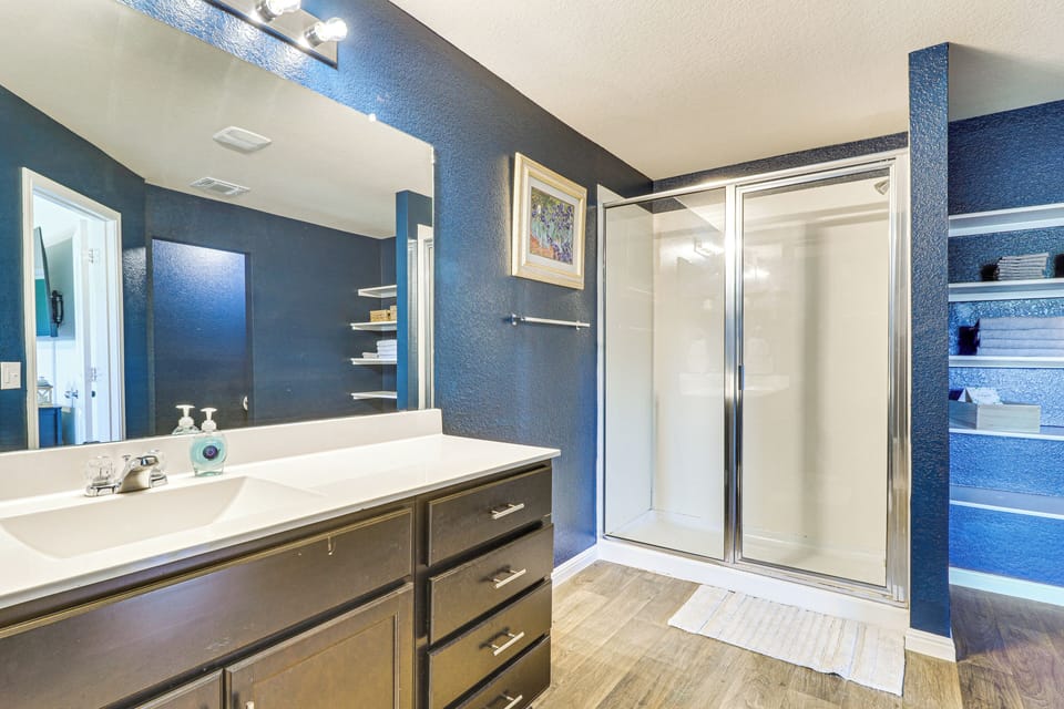 Shop, Dine & Unwind: Pet-friendly Home in Austin! Cottage in Austin