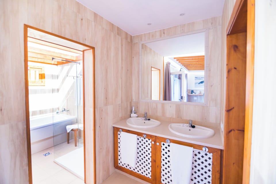 Junior Suite, Pool View | Bathroom