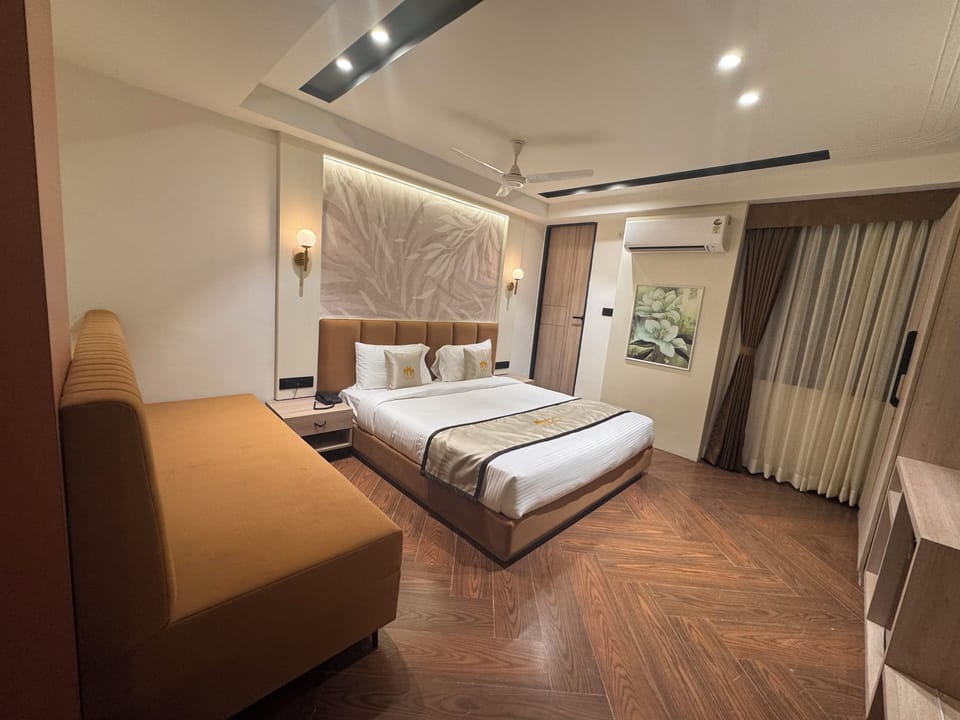 Deluxe Double Room, 1 King Bed, City View | Egyptian cotton sheets, premium bedding, down comforters, in-room safe
