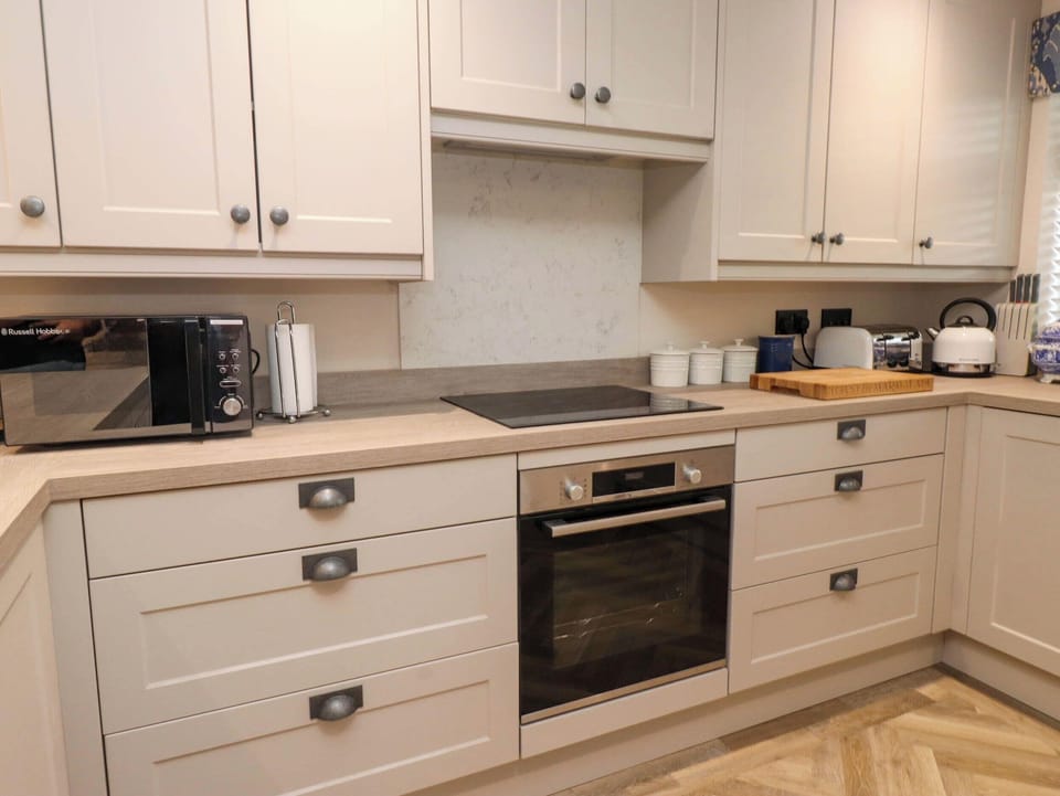 Cottage | Private kitchen | Fridge, microwave, dishwasher, toaster