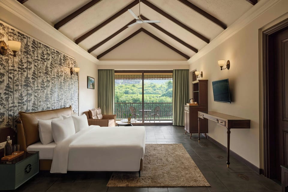 Classic Room, 1 King Bed, Mountain View | In-room safe, desk, laptop workspace, blackout drapes