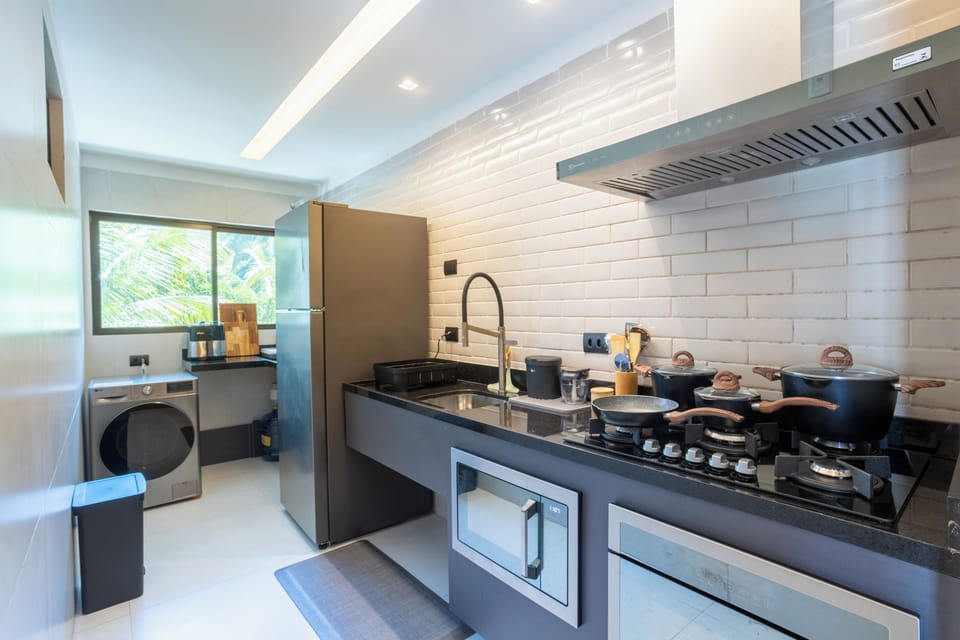 Apartment | Private kitchen | Microwave, oven, cookware/dishes/utensils