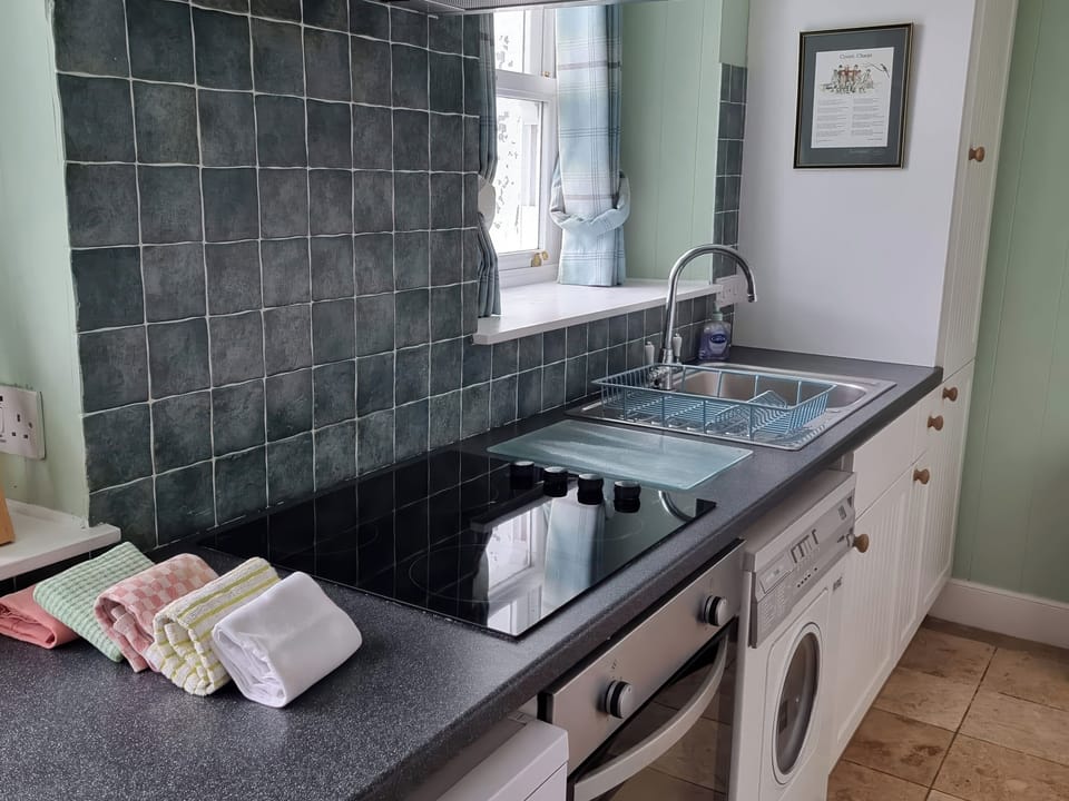 Dishwasher, cookware/dishes/utensils
