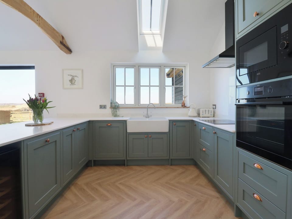 Cottage | Private kitchen | Fridge, microwave, dishwasher, cookware/dishes/utensils