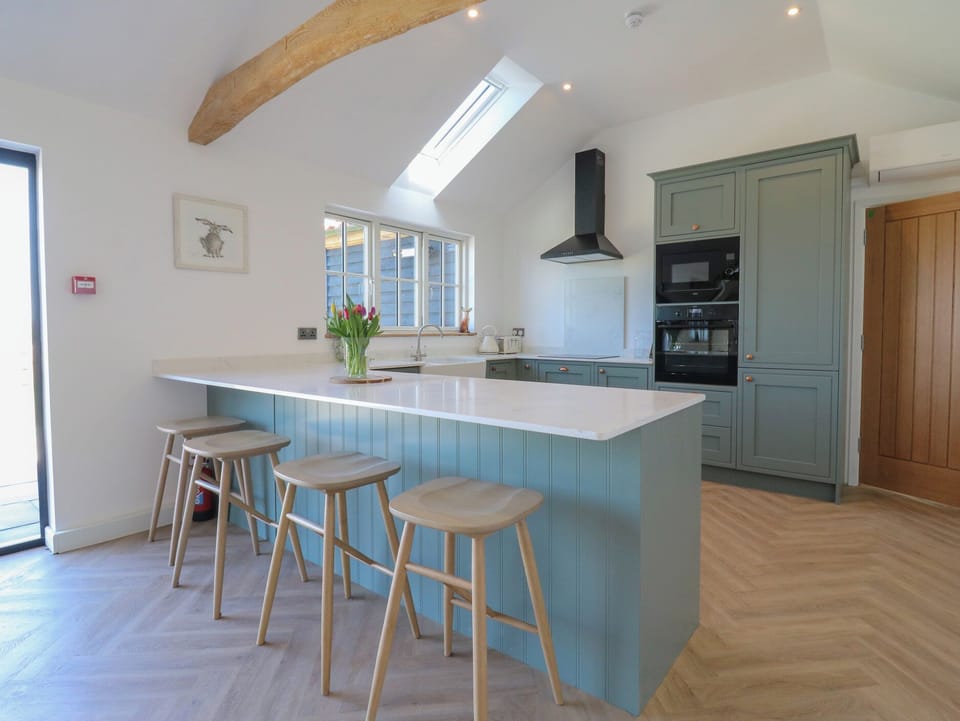 Cottage | Private kitchen | Fridge, microwave, dishwasher, cookware/dishes/utensils