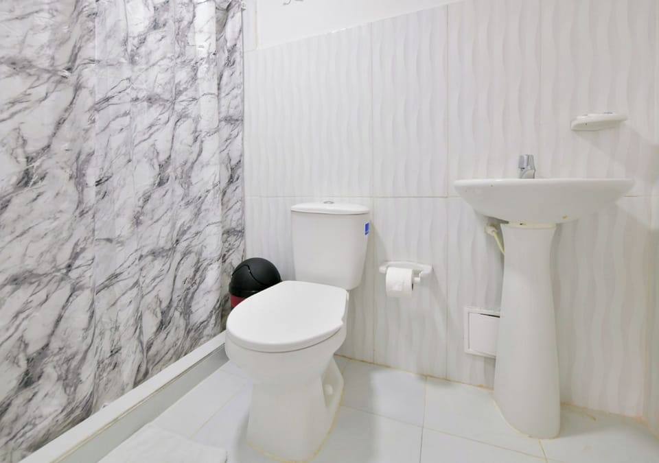 Basic Triple Room | Bathroom | Shower, towels, soap, shampoo