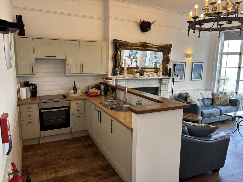 Cottage | Private kitchen | Dishwasher, cookware/dishes/utensils