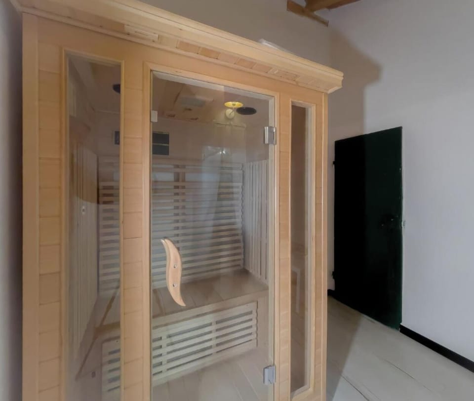Superior Suite | Bathroom | Hair dryer, towels, soap, shampoo