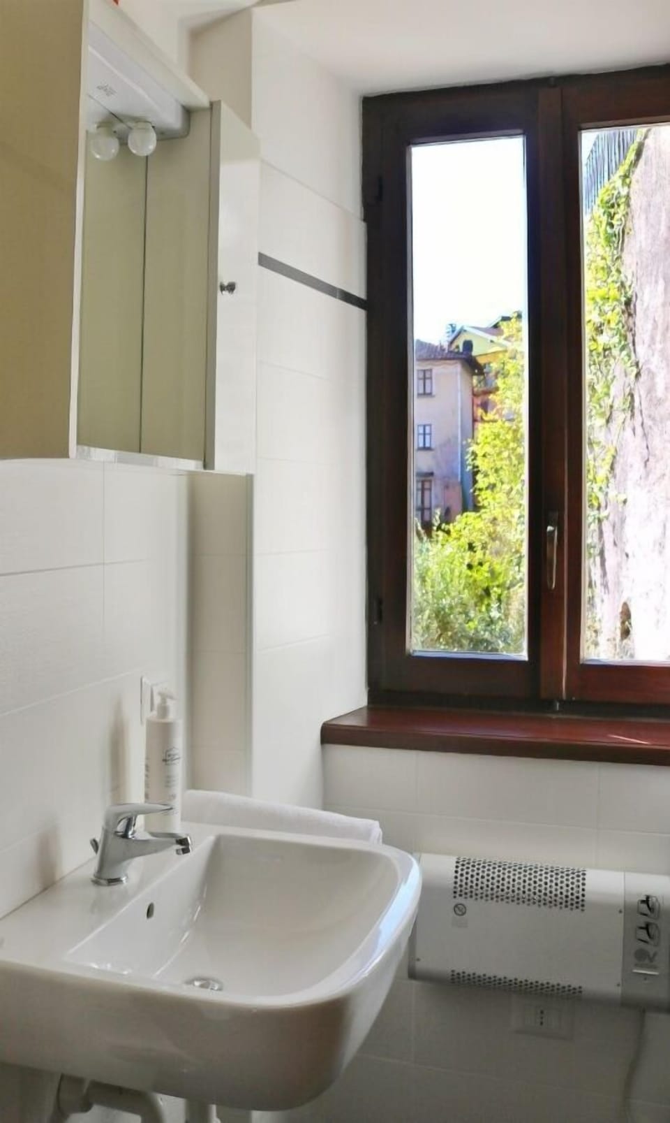 Apartment | Bathroom | Shower, free toiletries, hair dryer, bidet