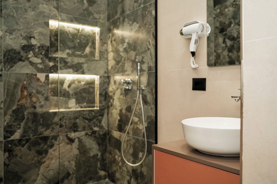 Deluxe Double Room, Balcony, Sea View | Bathroom | Shower, hair dryer, towels, shampoo