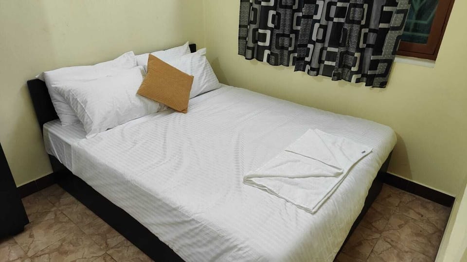 Deluxe Double Room | Desk