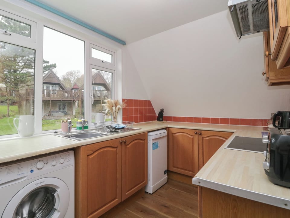 Fridge, microwave, dishwasher, cookware/dishes/utensils