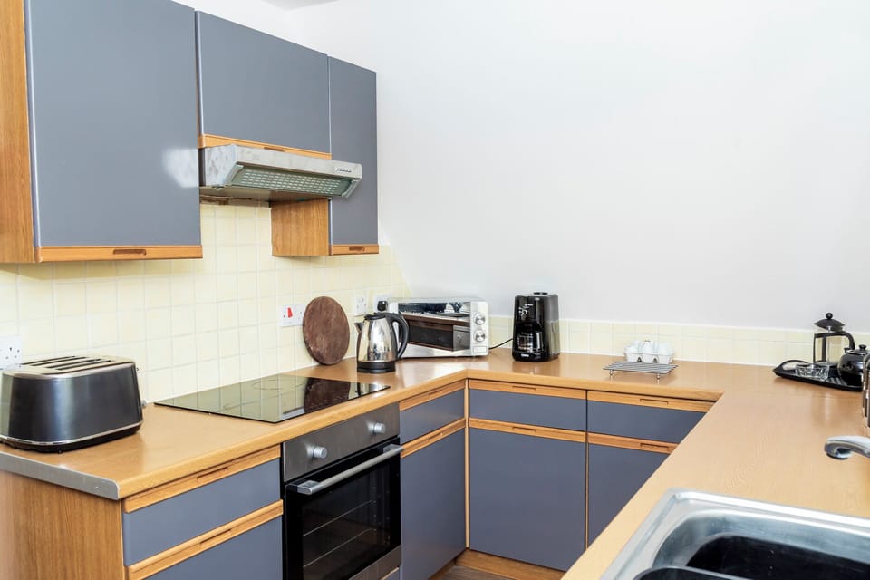 Cottage | Private kitchen | Fridge, microwave, cookware/dishes/utensils
