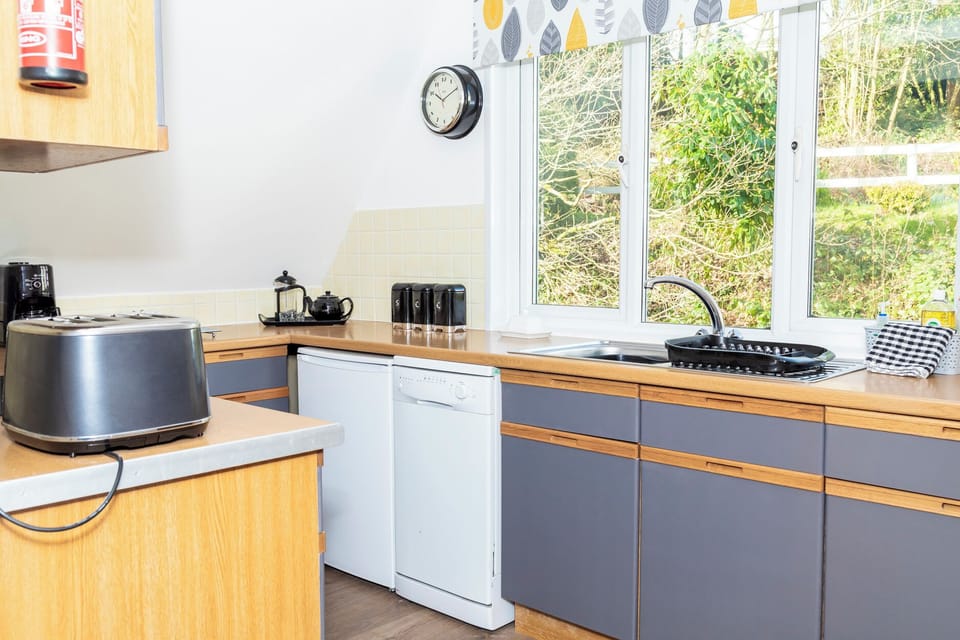 Cottage | Private kitchen | Fridge, microwave, cookware/dishes/utensils