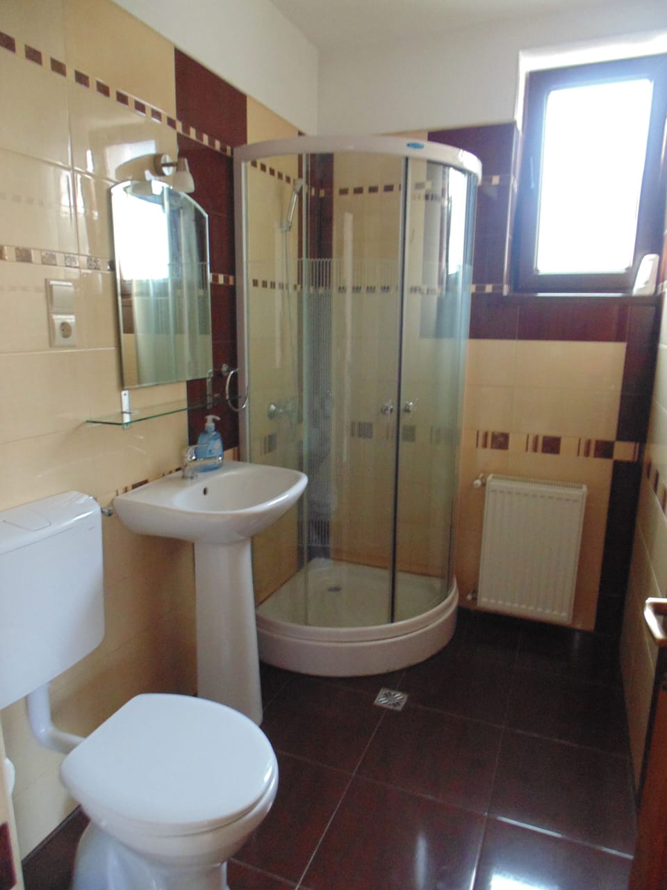 Combined shower/tub, free toiletries, towels, soap