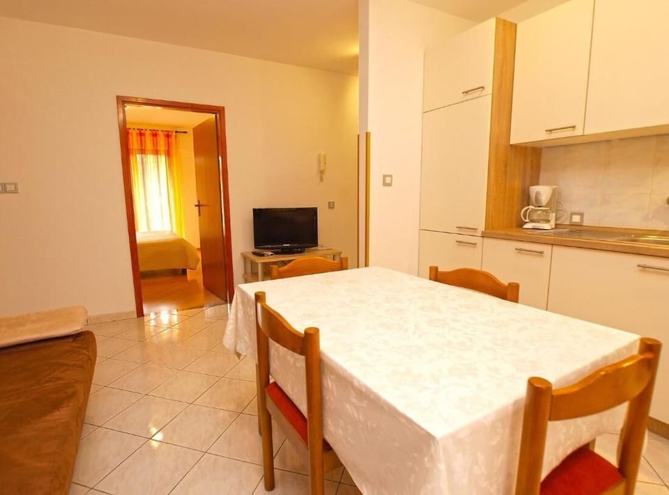 Apartment, 2 Bedrooms, Smoking, Patio | Interior