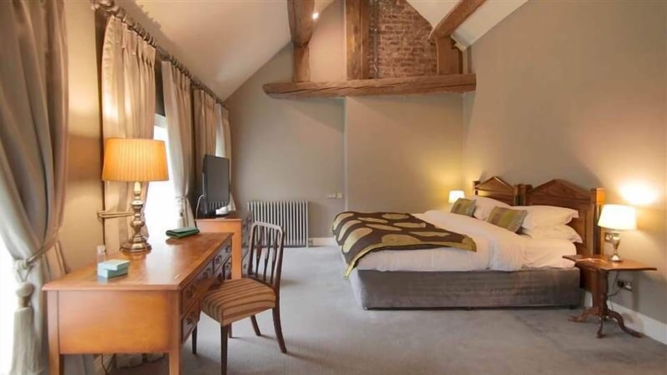 Junior Suite | In-room safe, desk, laptop workspace, blackout drapes