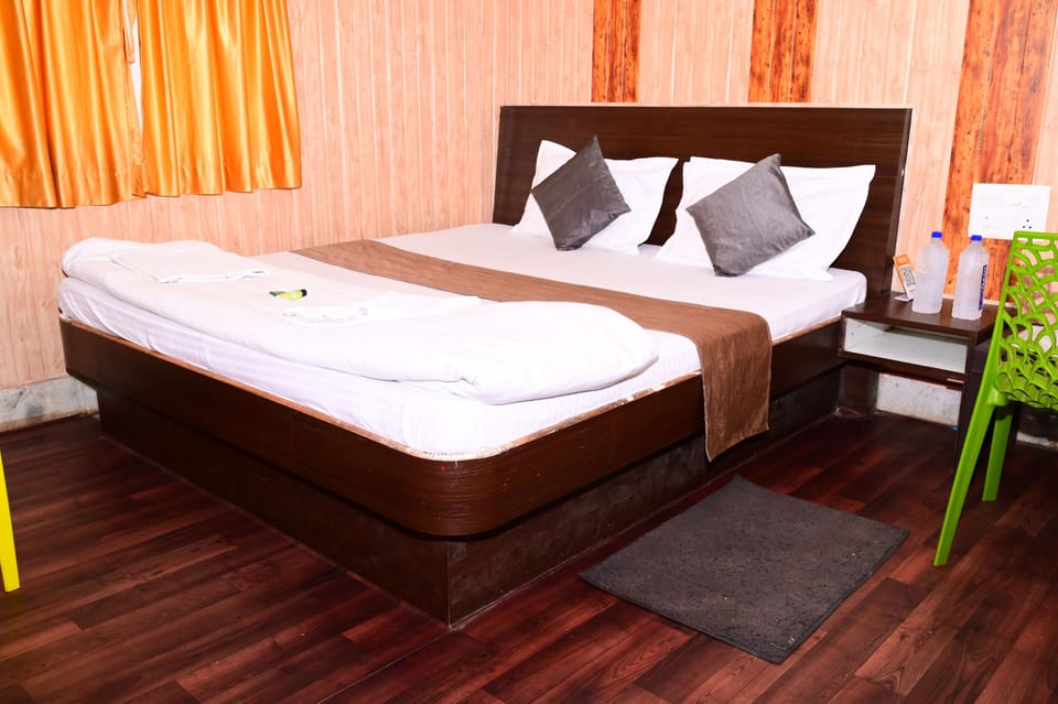 Desk, WiFi (free), bed sheets