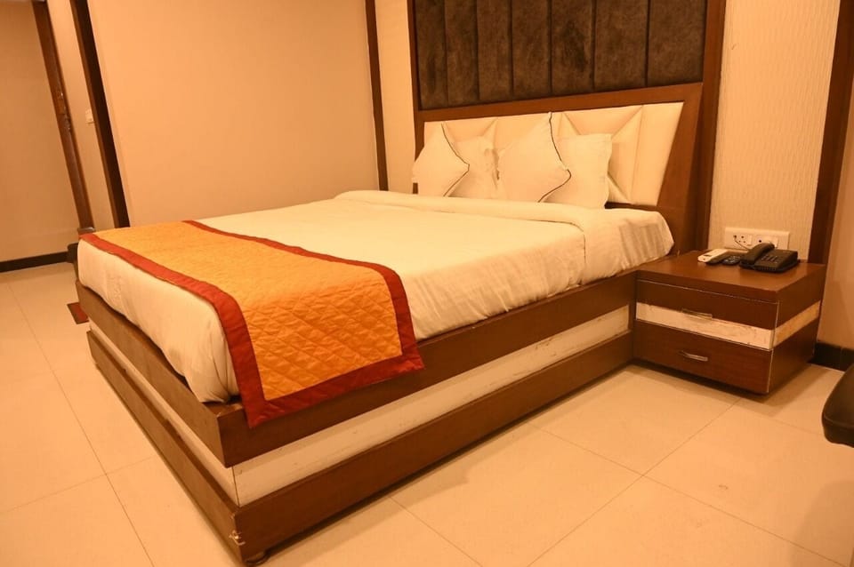 Deluxe Room | Egyptian cotton sheets, premium bedding, in-room safe, laptop workspace
