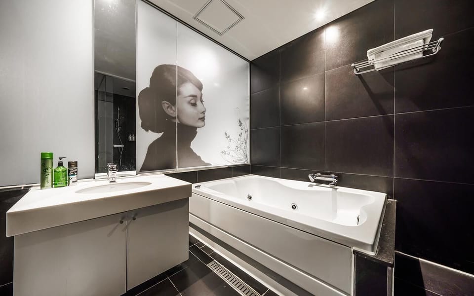 Deluxe Room | Bathroom | Hair dryer, bathrobes, slippers, bidet