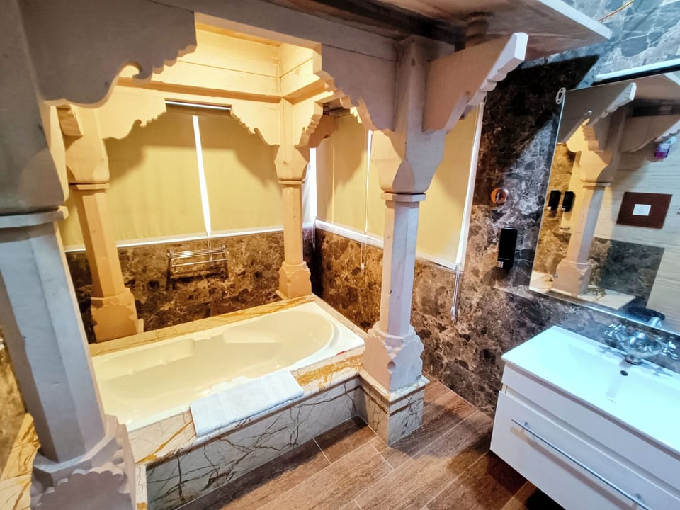 Taj View Suite with Balcony | Bathroom | Free toiletries, hair dryer, slippers, towels