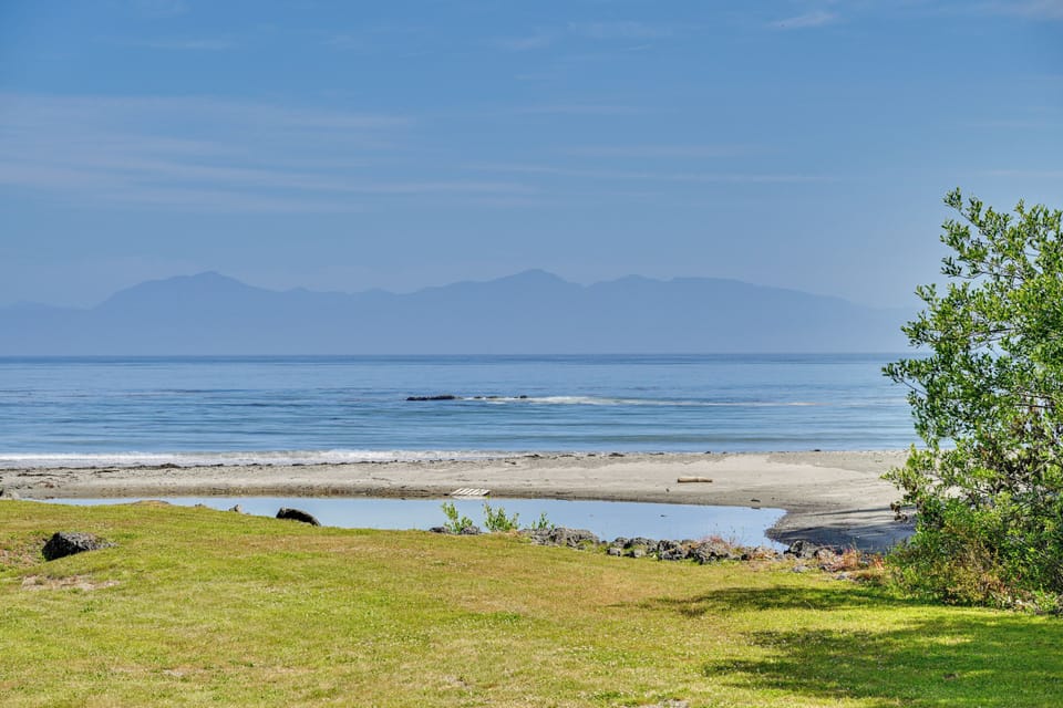 Walk to Beach: Creek-front Sekiu Home w/ Fire Pit! Cottage in Vancouver Island