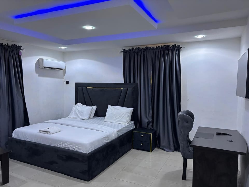 Business Room | Desk, laptop workspace, free WiFi