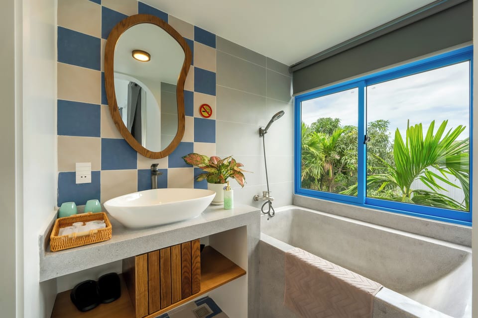Deluxe Double Room, 1 King Bed, City View | Bathroom | Combined shower/tub, free toiletries, hair dryer, bathrobes