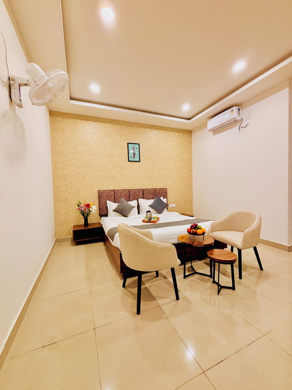 Room, 1 King Bed | Premium bedding, down comforters, memory foam beds, desk