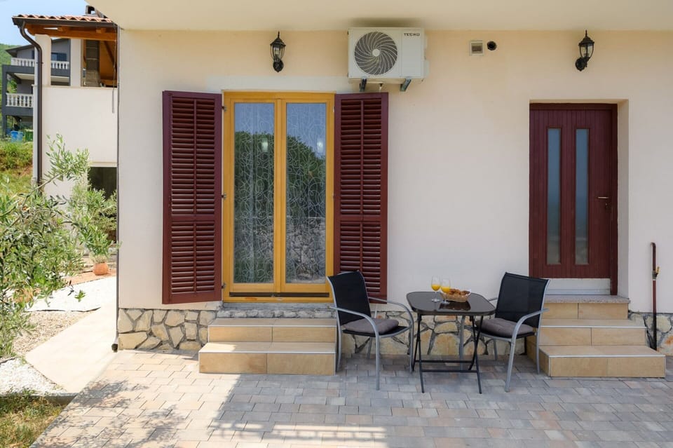 Apartment | Outdoor dining