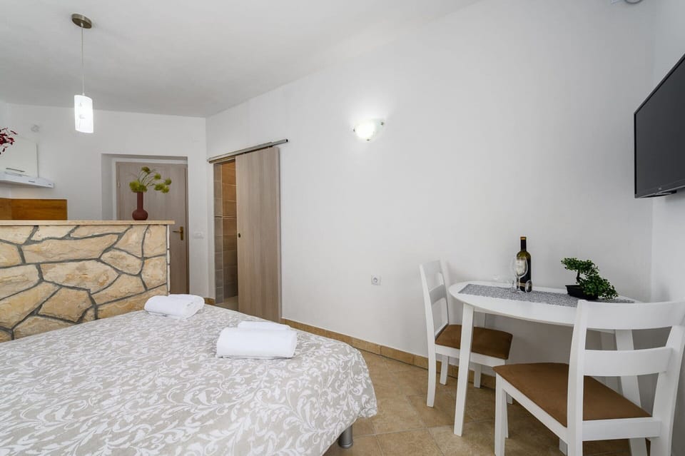 Apartment | 1 bedroom, iron/ironing board
