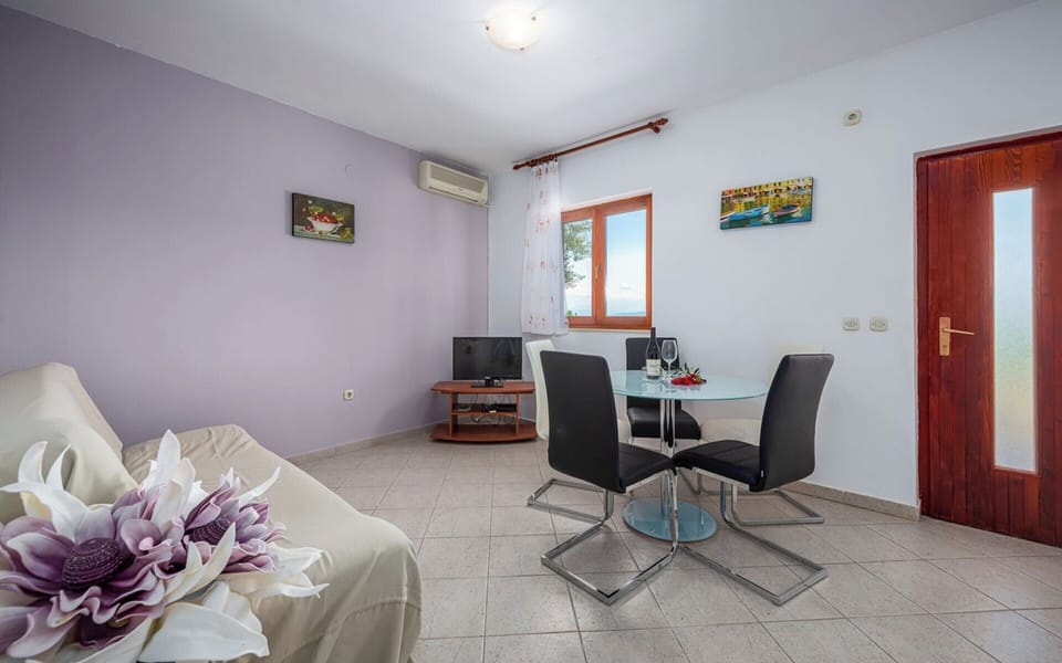 Apartment | Private kitchen | Highchair