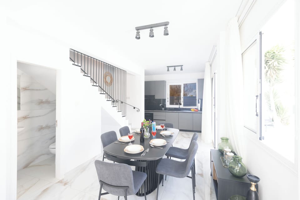 Villa, 2 Bedrooms, Private Pool, Garden View | Dining room