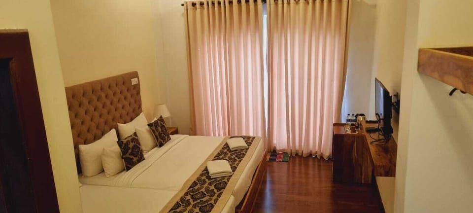 Standard Triple Room, Courtyard View | Desk, laptop workspace, iron/ironing board