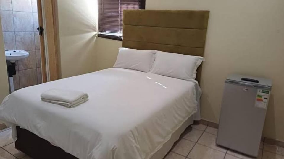 Deluxe Room | Iron/ironing board, WiFi (free)