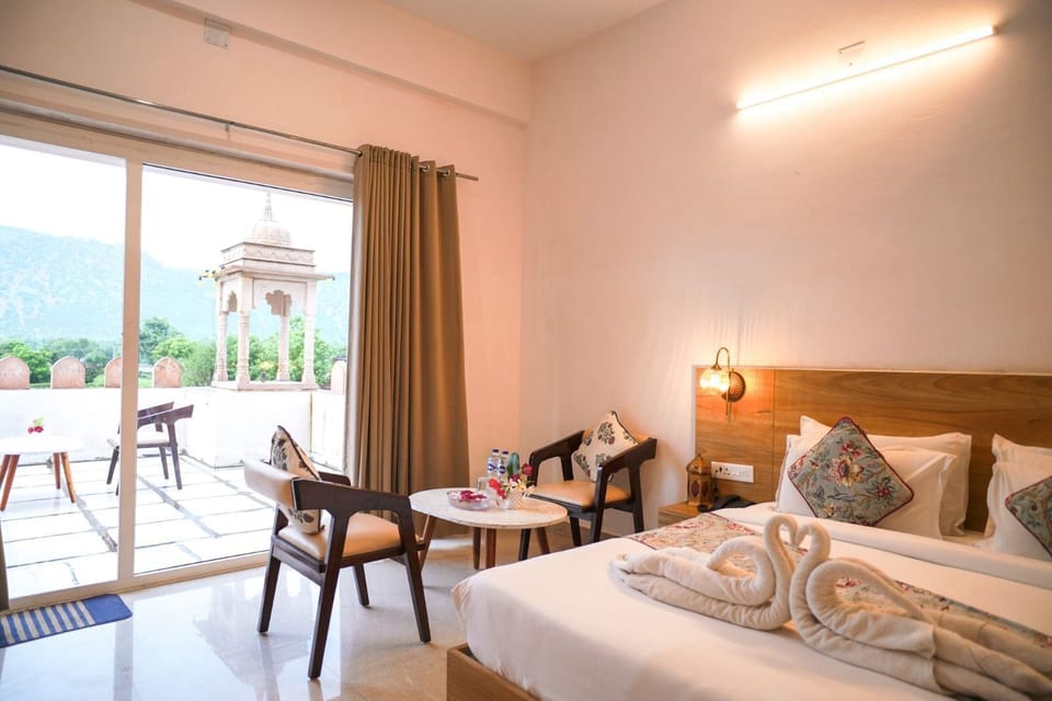 Superior Room | Desk, laptop workspace, bed sheets