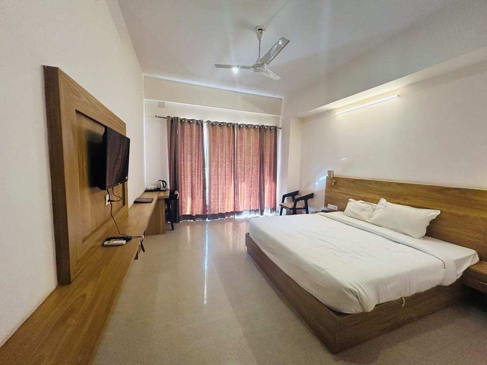 Premium Double Room, Hill View | Desk, laptop workspace, bed sheets