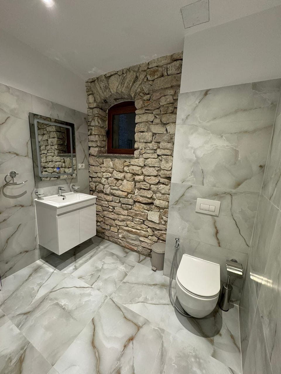 Superior Double Room, City View | Bathroom | Shower, rainfall showerhead, free toiletries, hair dryer