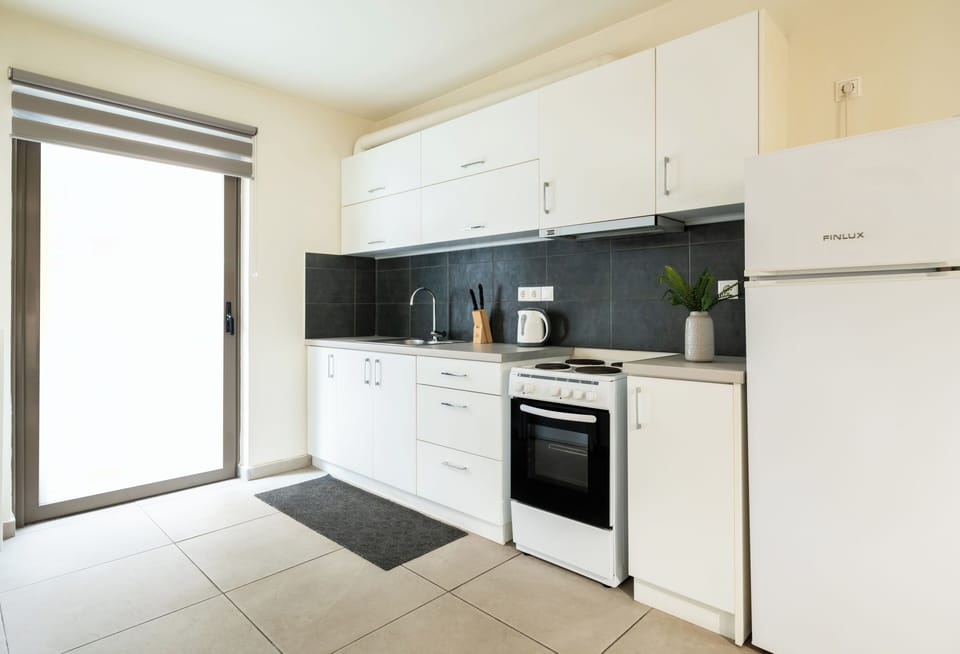 Studio, Balcony | Private kitchen